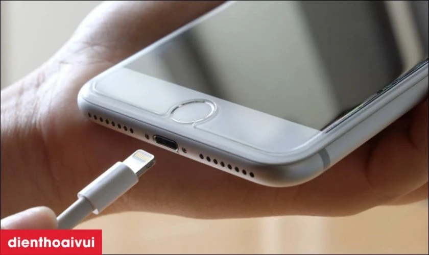 Kiểm tra c&aacute;c cổng kết nối của iPhone 8