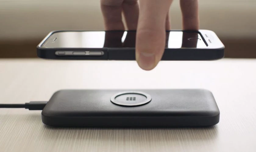 C&aacute;ch sử dụng sạc kh&ocirc;ng d&acirc;y tr&ecirc;n iPhone 8 Plus