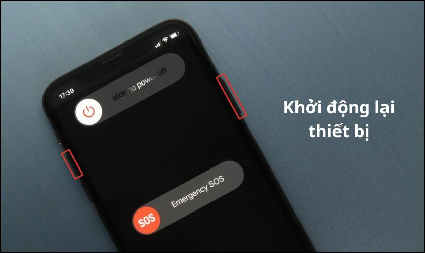 Khởi động lại iPhone để khắc phục nhanh một số lỗi hệ thống khiến pin kh&ocirc;ng nhận sạc