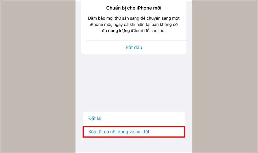 Bạn chọn tiếp vào Xóa tất cả nội dung và cài đặt để bắt đầu quá trình khôi phục