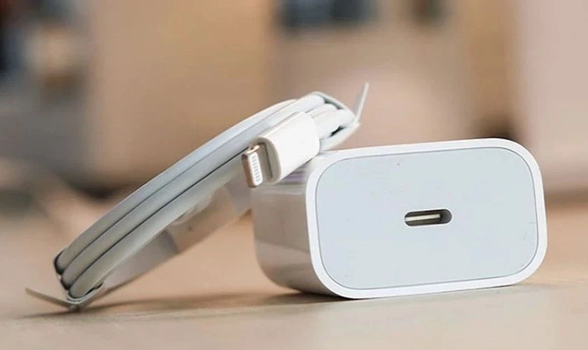 Sử dụng sạc iPhone chính hãng