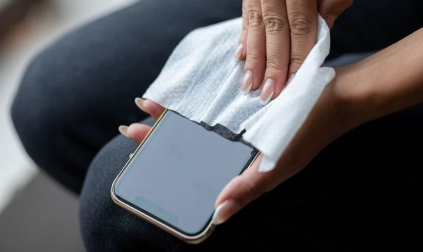 Vệ sinh lại màn hình iPhone bị đơ cảm ứng
