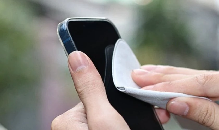 Vệ sinh m&agrave;n h&igrave;nh iPhone khi bị loạn cảm ứng