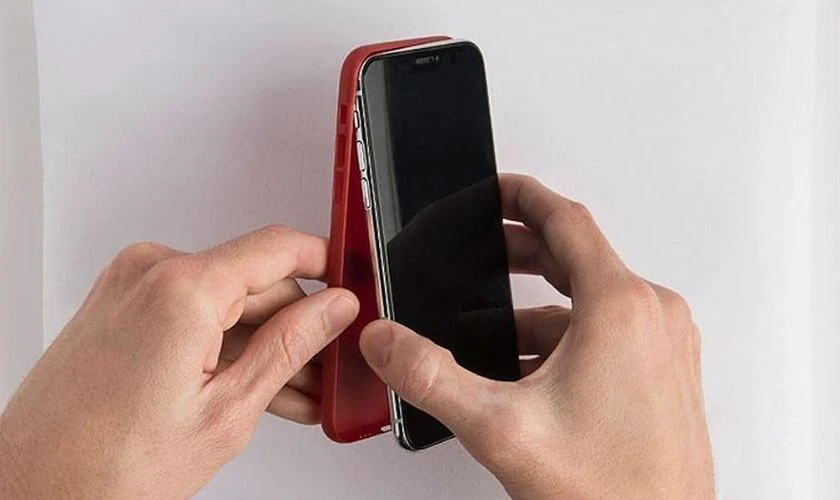 Th&aacute;o ốp lưng để tr&aacute;nh lỗi loạn cảm ứng iPhone