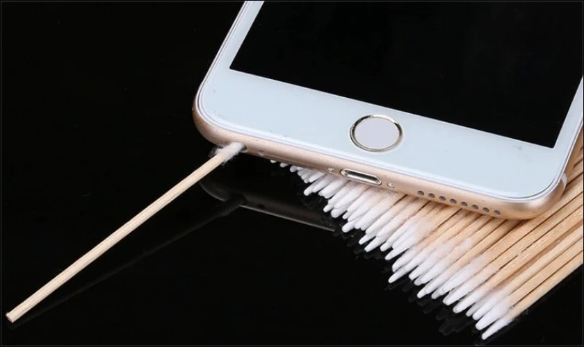 L&agrave;m sạch mic v&agrave; loa để đảm bảo &acirc;m thanh r&otilde; r&agrave;ng