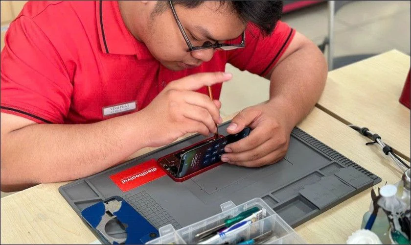 Đem m&aacute;y đến trung t&acirc;m bảo h&agrave;nh hoặc sửa chữa đ&aacute;ng tin cậy