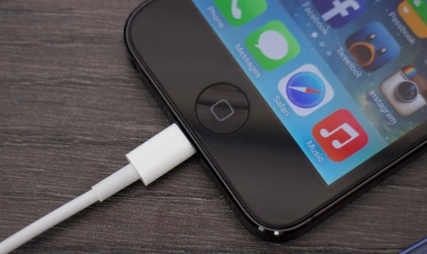 Tiếp tục cắm sạc cho iPhone sập nguồn liên tục