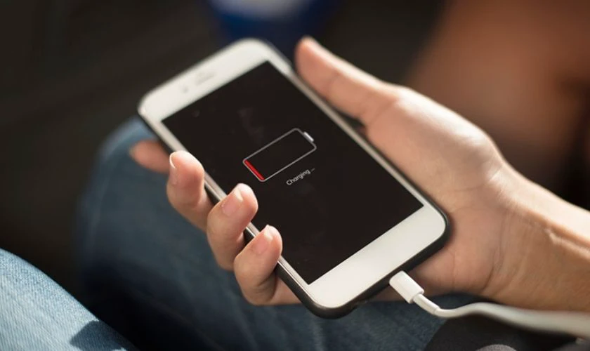 Xả cạn pin rồi sạc lại khi iPhone tự tắt nguồn liên tục