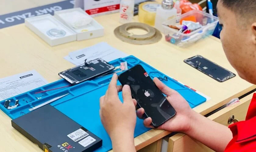Đưa iPhone đến trung tâm sửa chữa để được các kỹ thuật viên hỗ trợ