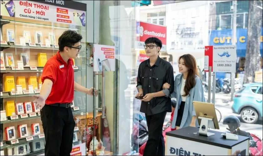 Mang iPhone đến trung t&acirc;m bảo h&agrave;nh để sửa chữa