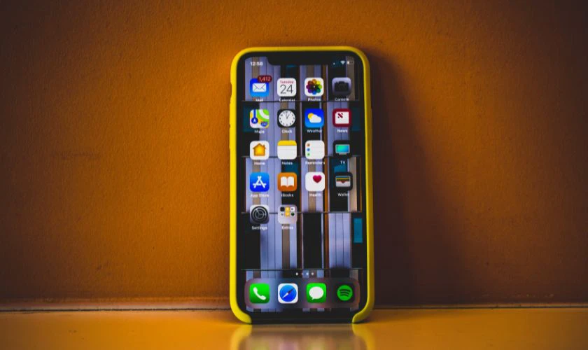 Mẹo sử dụng điện thoại iPhone tr&aacute;nh bị trắng m&agrave;n h&igrave;nh