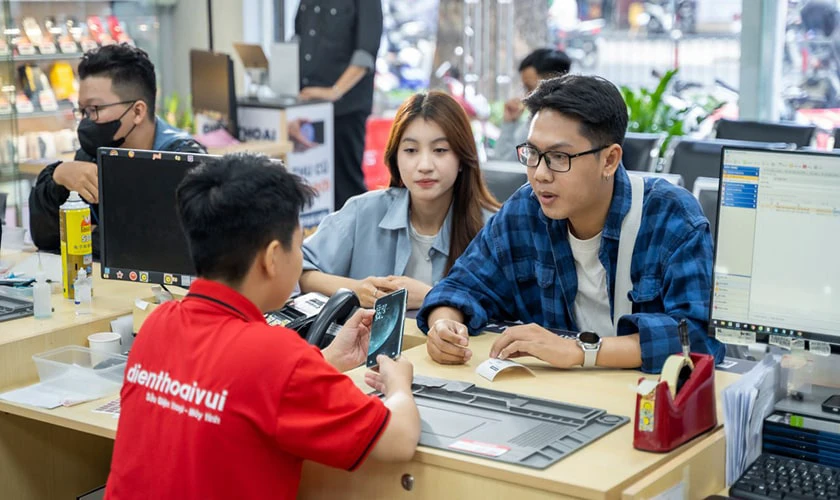 Mang iPhone bị treo t&aacute;o đến trung t&acirc;m sửa chữa Điện Thoại Vui