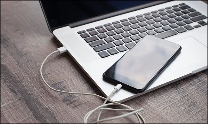 Kết nối iPhone với m&aacute;y t&iacute;nh c&oacute; phần mềm iTunes bằng c&aacute;p USB