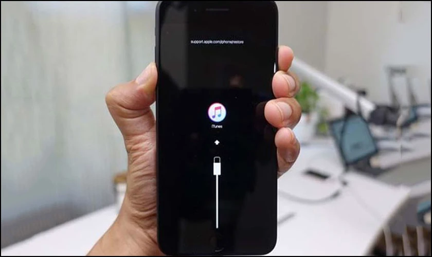 m&agrave;n h&igrave;nh iPhone sẽ xuất hiện biểu tượng c&aacute;p USB v&agrave; iTune