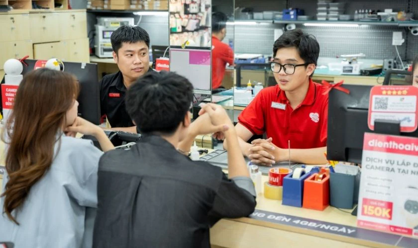 Đem iPhone đến trung t&acirc;m uy t&iacute;n sửa lỗi iPhone bị tụt pin