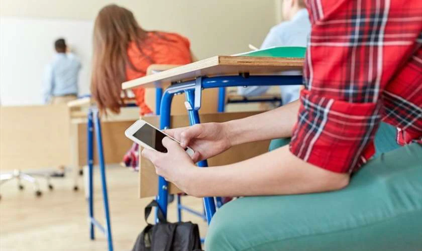 Có cần thiết cho học sinh sử dụng điện thoại iPhone không?
