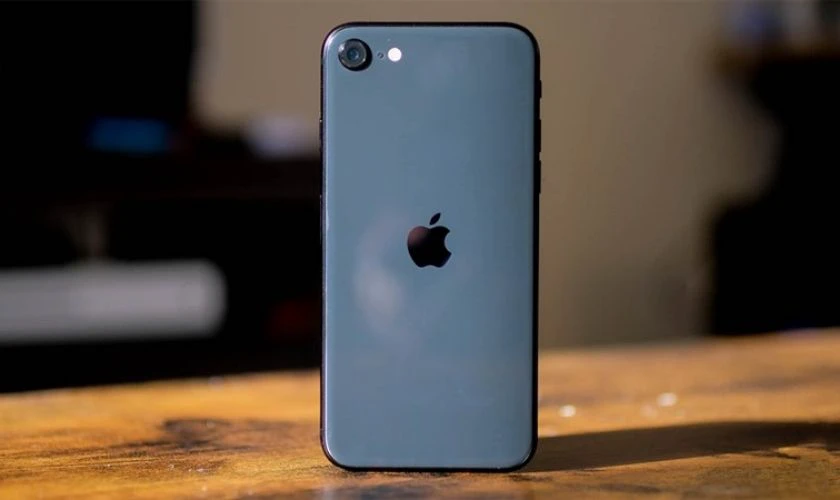 iPhone SE 2020 với thiết kế nhỏ gọn và dễ thao tác