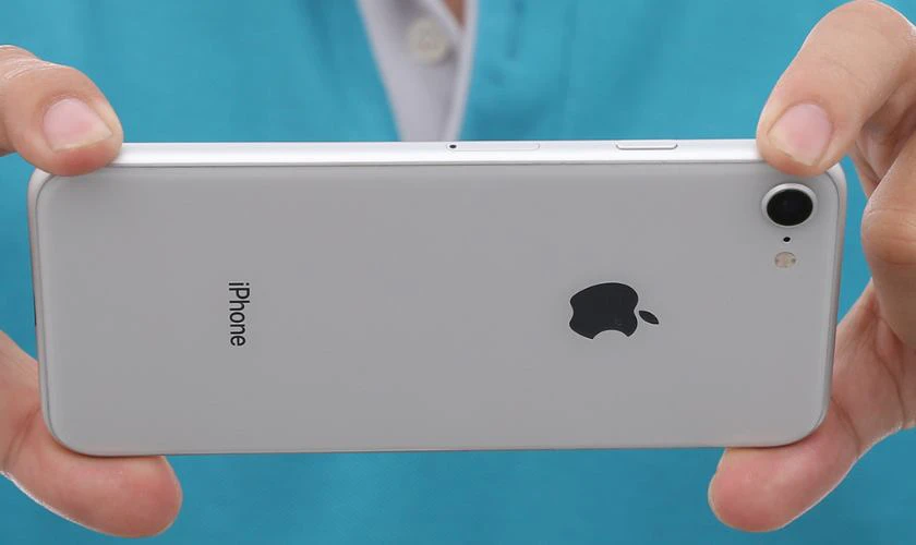 iPhone 8 &ndash; K&iacute;ch thước vừa phải, dễ cầm