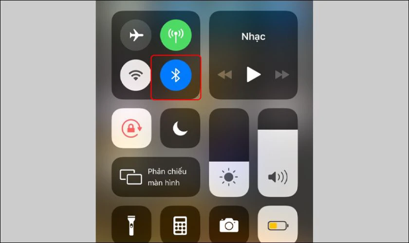 Đảm bảo cả hai iPhone đều bật Bluetooth và đặt chúng ở gần nhau để kết nối