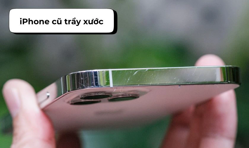 iPhone cũ trầy xước có vết trầy nhẹ ở mặt lưng hoặc khung viền