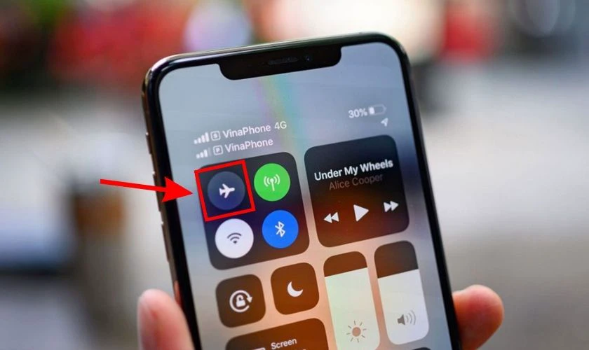 Kiểm tra chế độ máy bay khi iPhone không gửi được tin nhắn