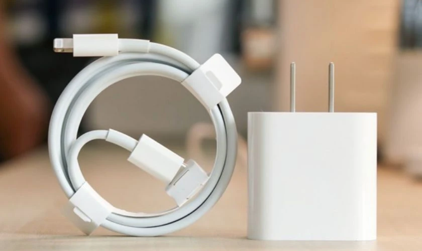 Sử dụng sạc và cáp sạc chính hãng tránh lỗi iPhone không lên nguồn
