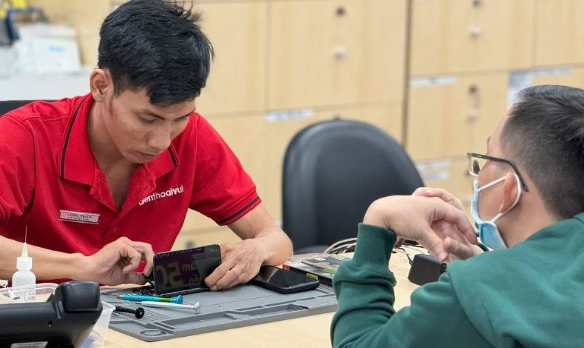 Mang đến trung tâm sửa chữa khi iPhone không lên nguồn