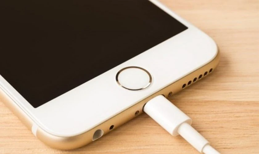 Sạc pin cho máy khi iPhone không lên nguồn