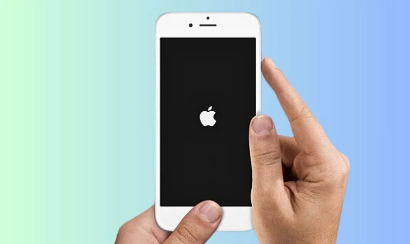 Bạn hãy nhấn giữ đồng thời nút Home và nút Nguồn để khởi động lại khi iPhone không lên nguồn