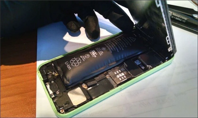 iPhone sạc kh&ocirc;ng v&agrave;o pin sửa bao nhi&ecirc;u tiền? T&ugrave;y thuộc v&agrave;o mức độ hư hỏng