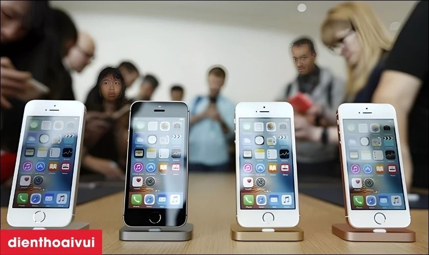 C&oacute; n&ecirc;n mua iPhone SE 128GB cũ trầy xước kh&ocirc;ng?