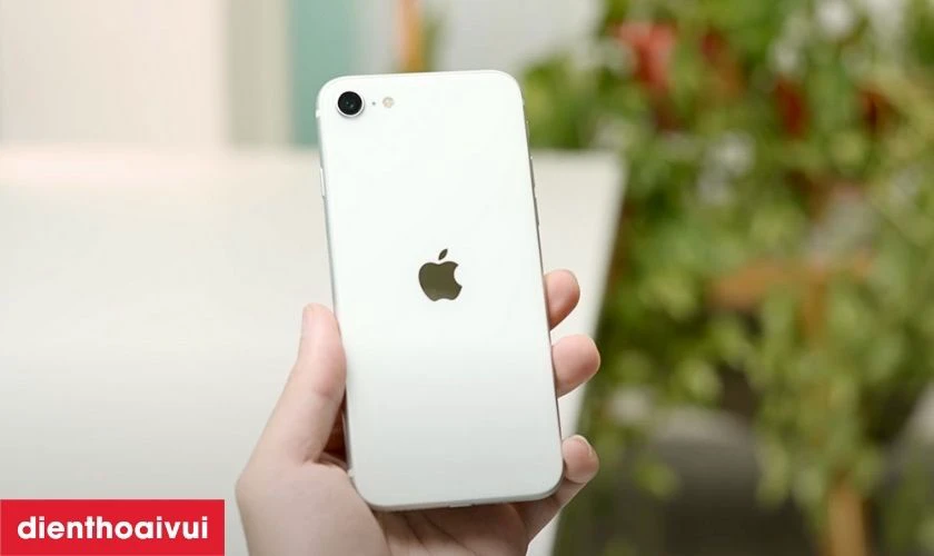 Đ&aacute;nh gi&aacute; tổng quan về iPhone SE 2020 128GB cũ trầy xước