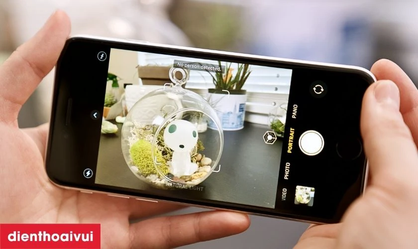 iPhone SE c&oacute; camera đơn ph&iacute;a sau 12MP v&agrave; camera trước 7MP