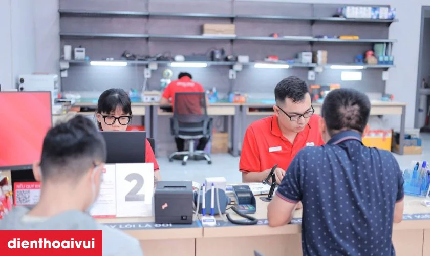 iPhone trước khi lên kệ đã vượt qua nhiều bài kiểm tra chất lượng từ kỹ thuật viên giỏi, giàu kinh nghiệm