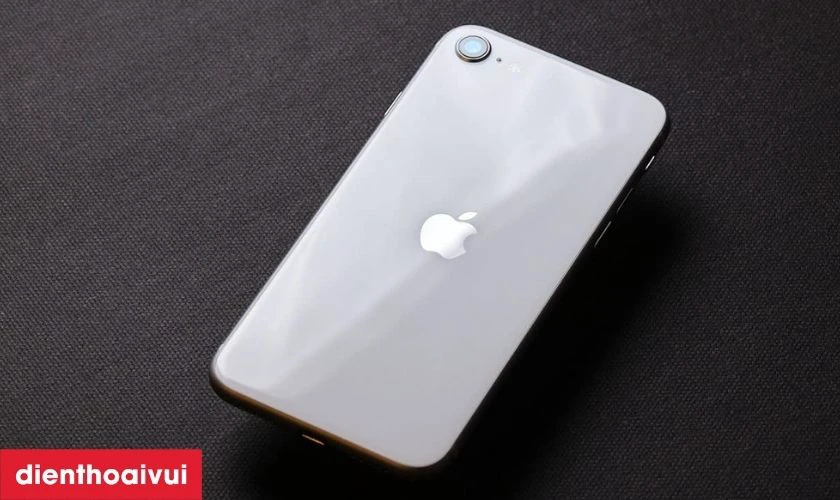 iPhone SE 2020 64GB cũ trầy xước vẻ ngo&agrave;i nhỏ gọn v&agrave; nhẹ, chống nước IP67 tốt