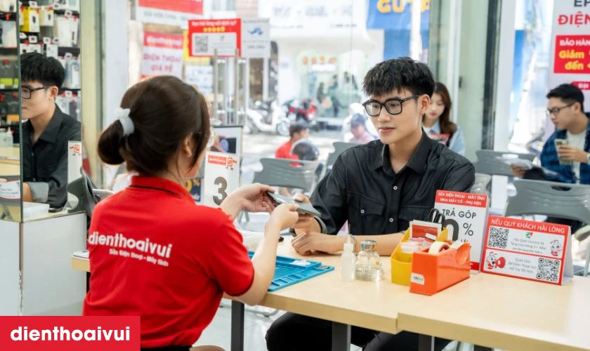 Địa chỉ mua iPhone SE 2020 Đ&atilde; k&iacute;ch hoạt bảo h&agrave;nh Đen gi&aacute; tốt tại Điện Thoại Vui