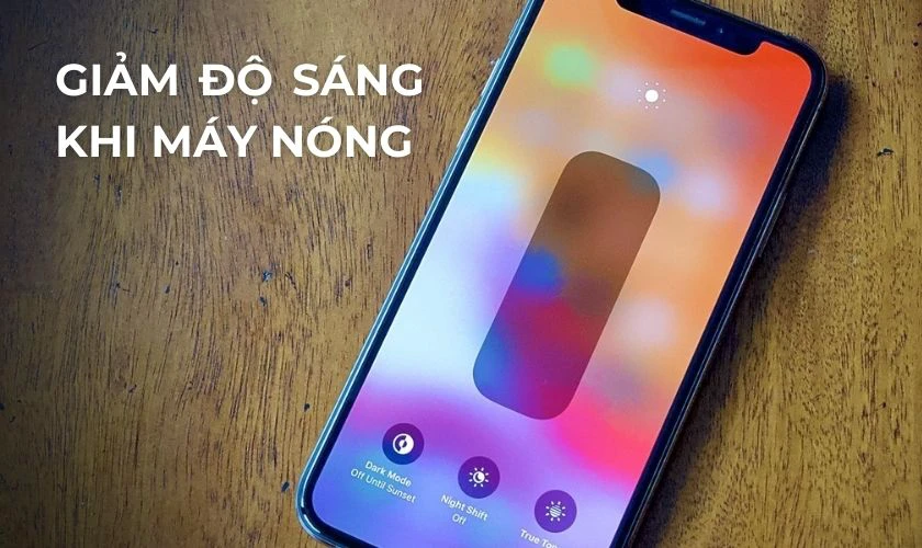 Giảm độ s&aacute;ng m&agrave;n h&igrave;nh khi iPhone thay pin bị n&oacute;ng m&aacute;y