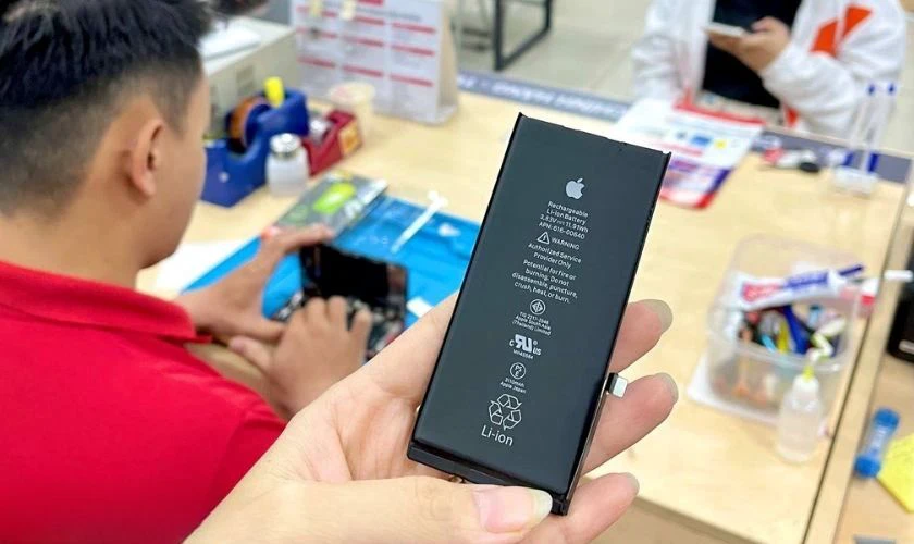 Mang iPhone đến trung tâm sửa chữa