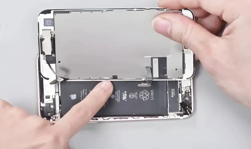 Kiểm tra và lắp lại pin đúng kỹ thuật