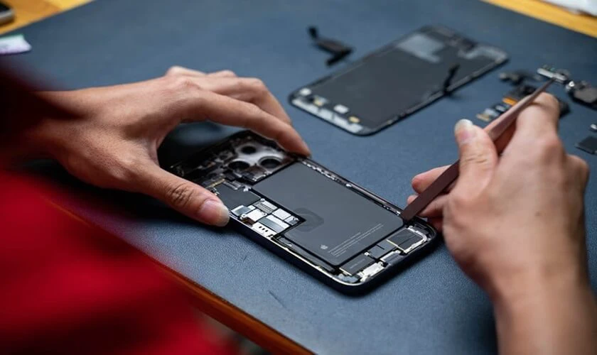 Thay pin iPhone mới cải thiện t&igrave;nh trạng hở viền vừa đảm bảo an to&agrave;n khi sử dụng
