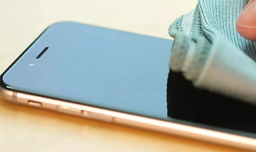 L&agrave;m kh&ocirc; bề mặt ngo&agrave;i iPhone X