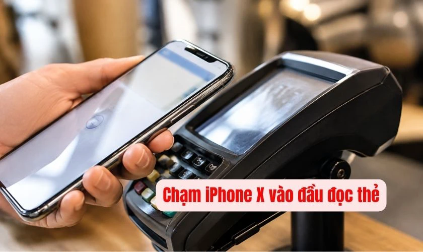 Chạm iPhone X vào đầu đọc thẻ