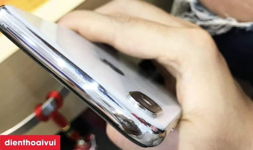 Kiểm tra t&igrave;nh trạng vỏ m&aacute;y v&agrave; m&agrave;n h&igrave;nh
