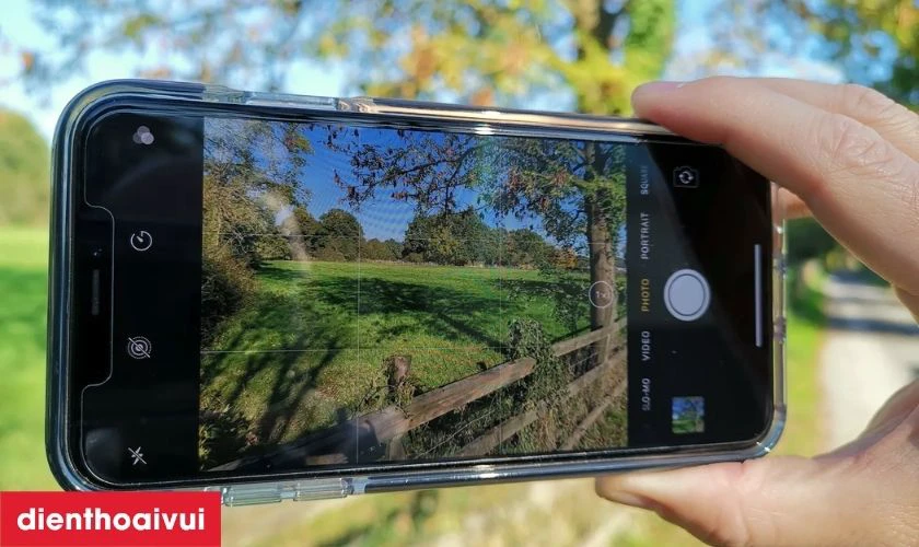 iPhone XS sở hữu hệ thống camera k&eacute;p ở mặt sau với độ ph&acirc;n giải 12MP