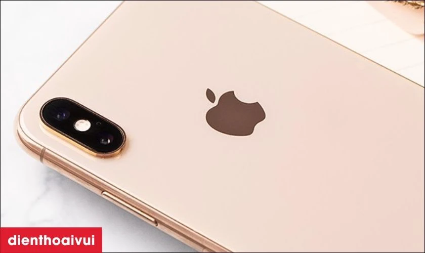 Bộ camera k&eacute;p 12MP ở mặt sau với chế độ chụp x&oacute;a ph&ocirc;ng v&agrave; khả năng quay video 4K