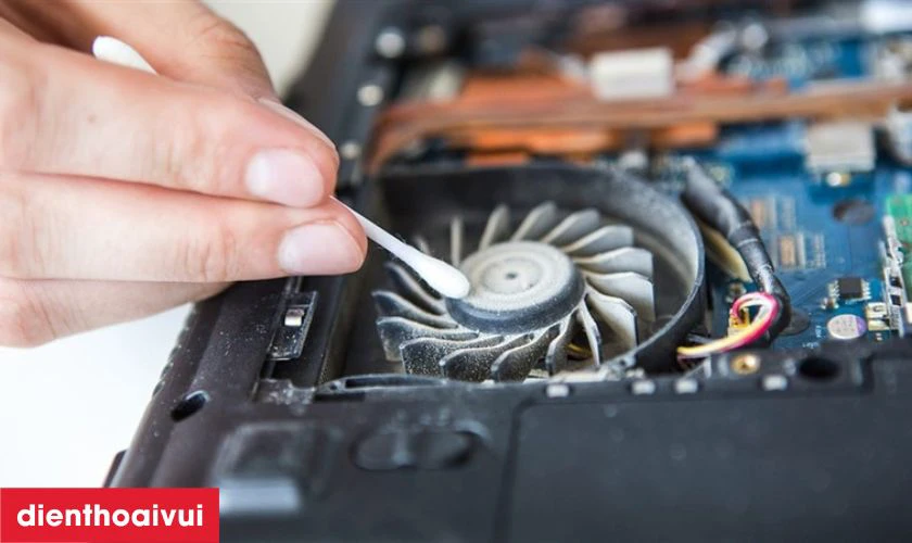 L&agrave;m sạch bụi trong quản tản nhiệt laptop