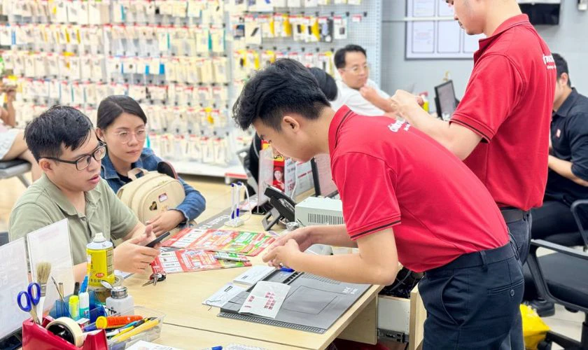 Mua c&aacute;c thiết bị điện tử để sử dụng Jamboard tại Điện Thoại Vui