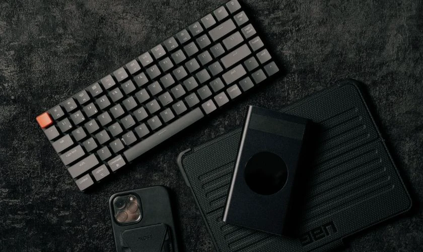Giữa c&aacute;c ph&iacute;m c&oacute; khoảng c&aacute;ch hợp l&yacute;