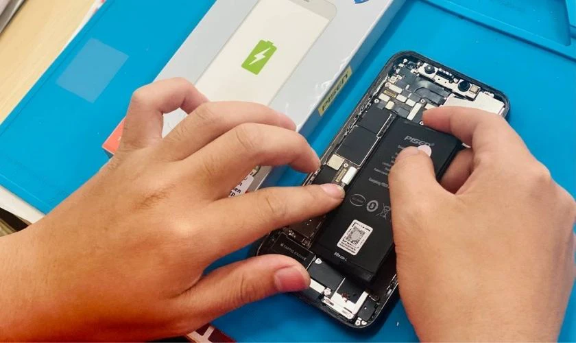 Một số câu hỏi liên quan đến việc thay pin iPhone 13