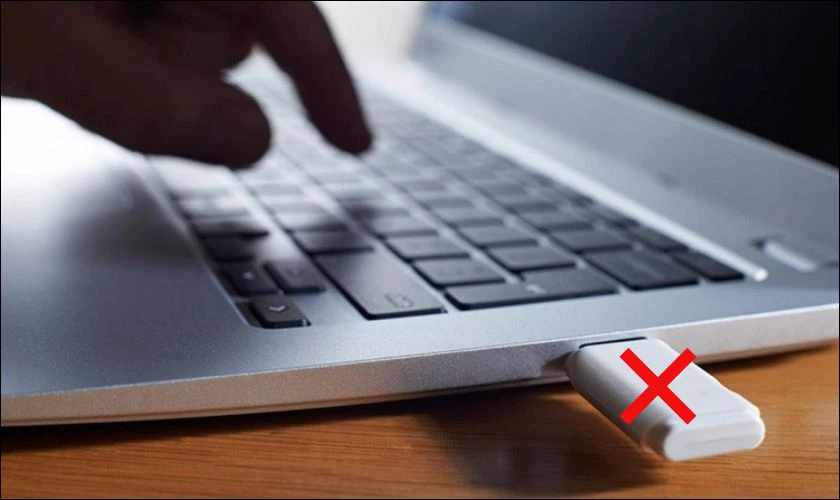Khi n&agrave;o n&ecirc;n kh&oacute;a cổng USB tr&ecirc;n m&aacute;y t&iacute;nh?